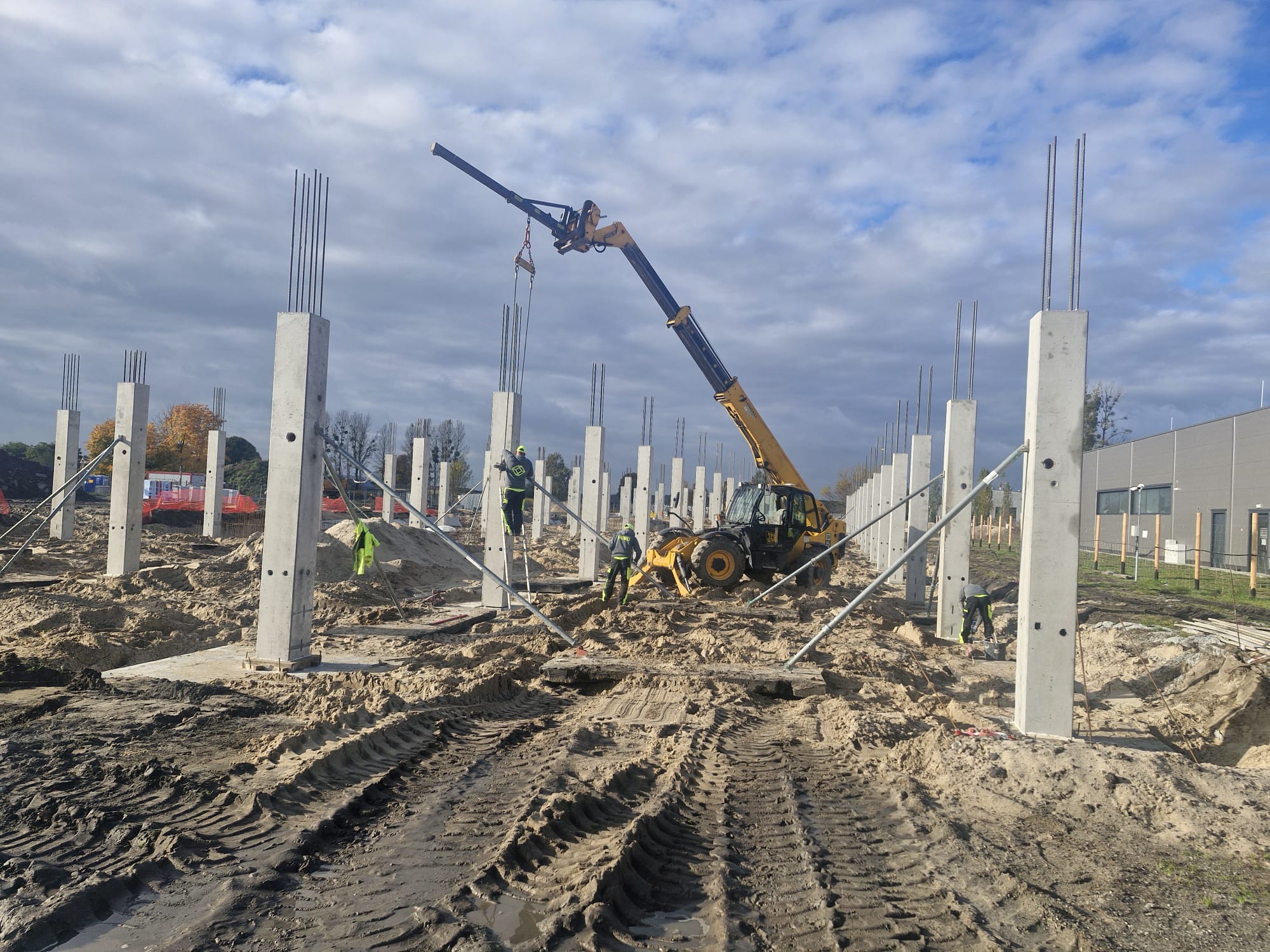 Sprzęt budowlany GÓRPOL na budowie osiedla