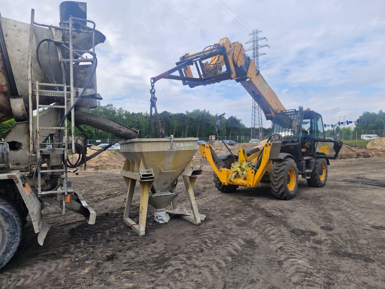 Załadunek gruzu i odpadów budowlanych koparko-ładowarką