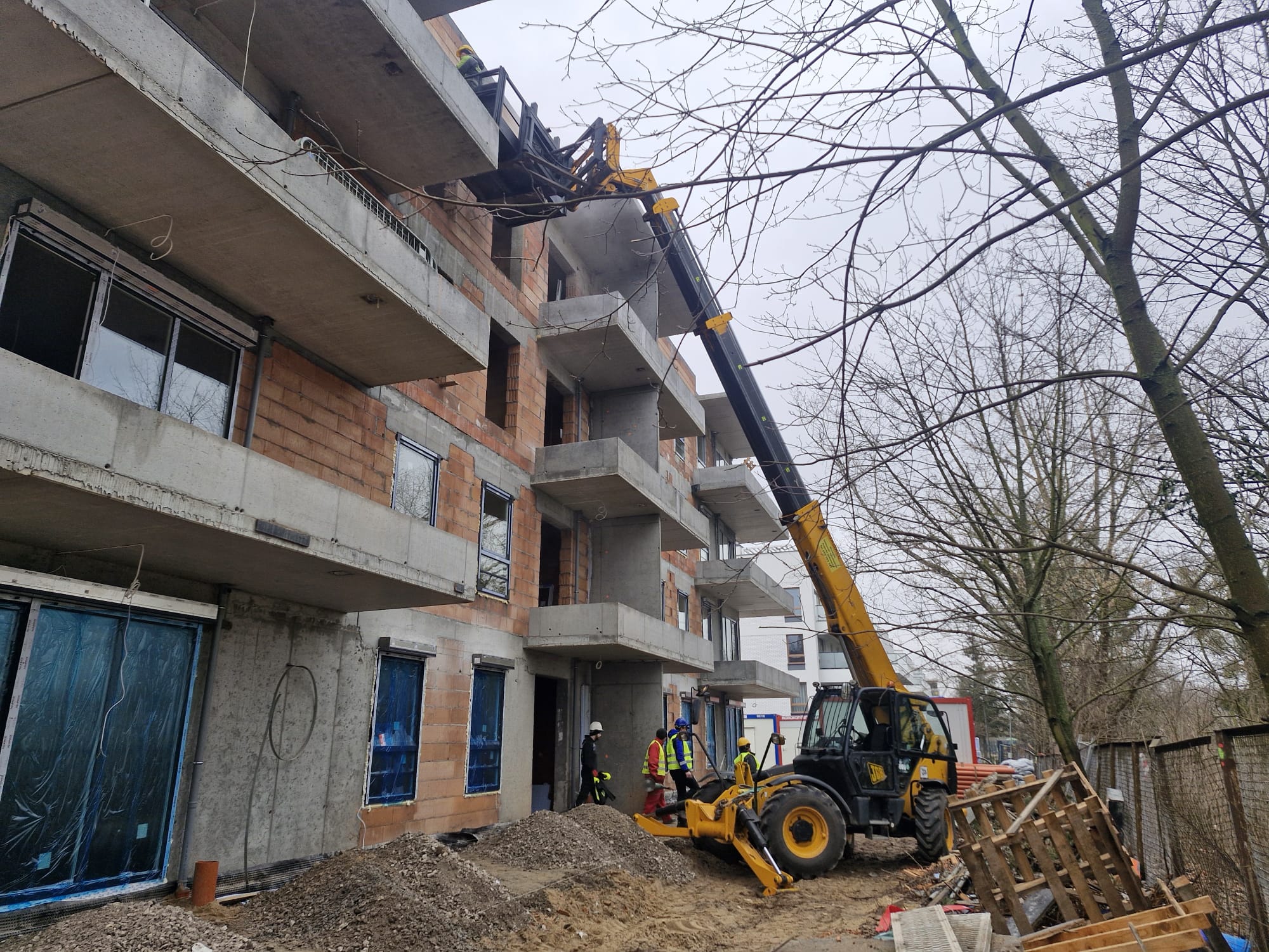 Maszyna budowlana przy pracach niwelacyjnych terenu