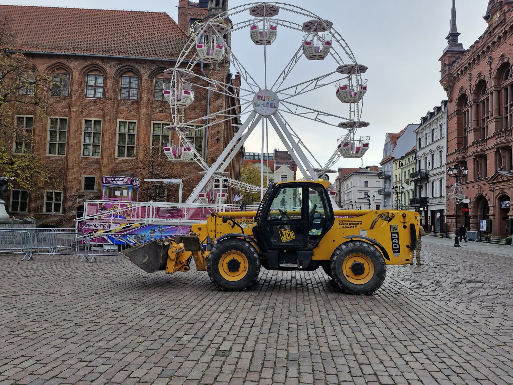 Podnoszenie okien dachowych i stolarki na wysoki budynek