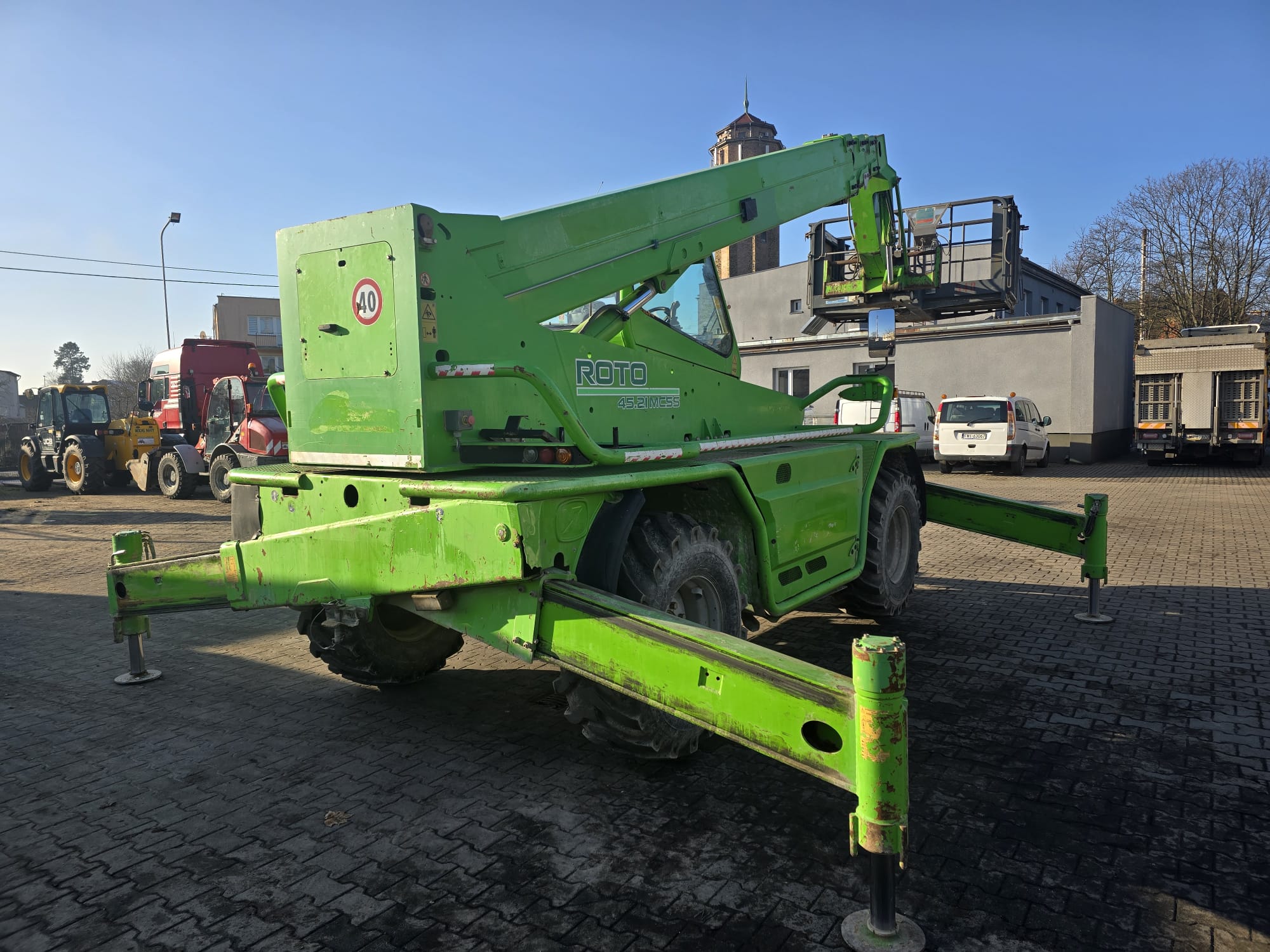 Roboty ziemne koparko-ładowarką na placu budowy