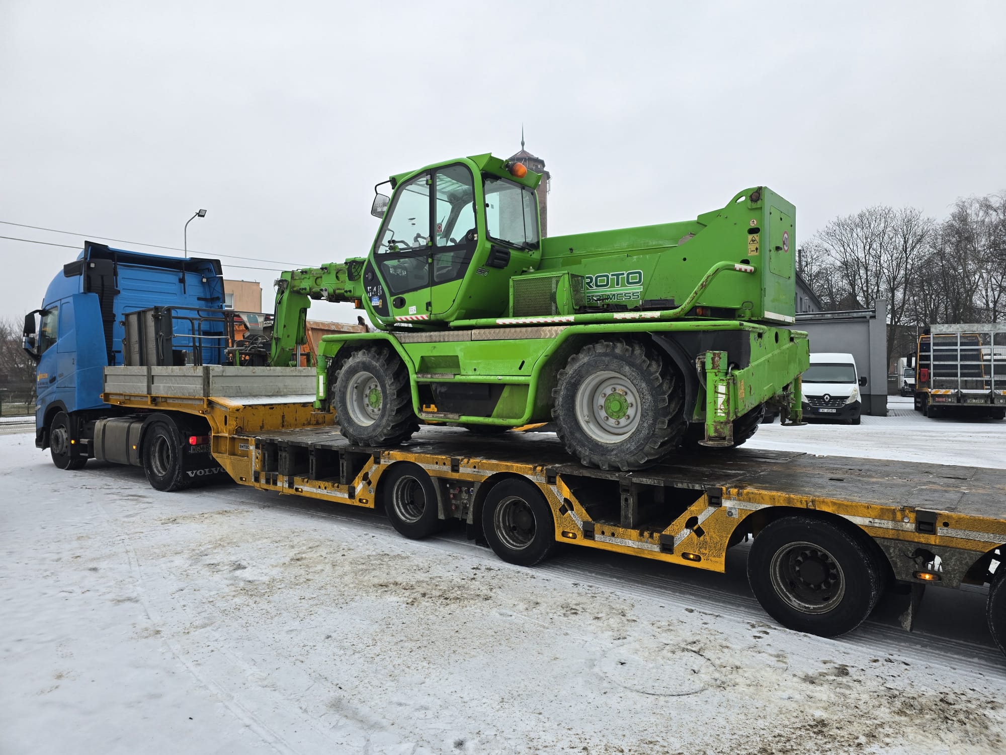 Sprzęt budowlany z operatorem przy pracach na wysokości