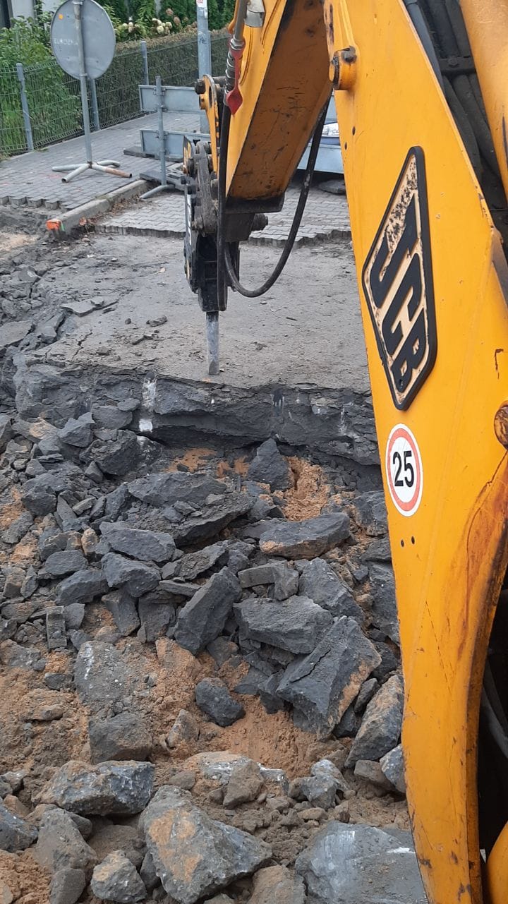 Ładowarka teleskopowa obsługująca plac budowy domu jednorodzinnego