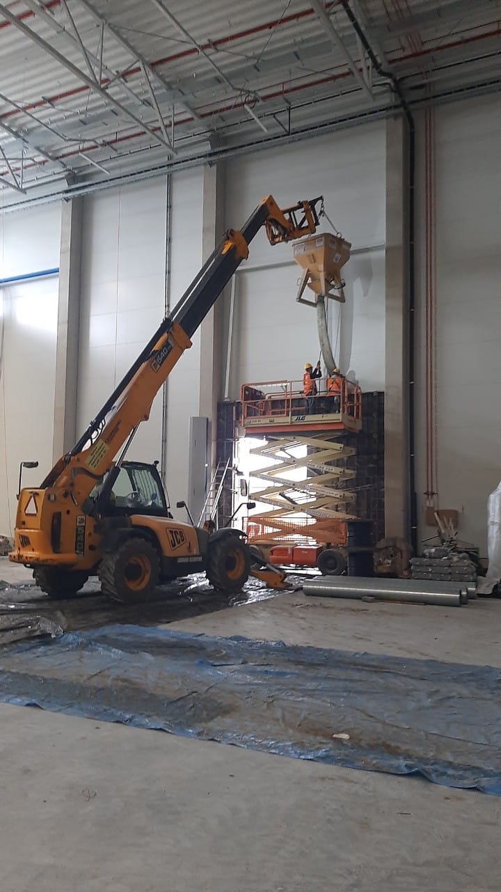 Koparka przy pracach ziemnych pod fundamenty